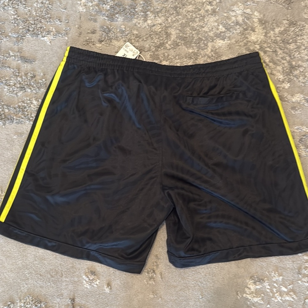 Men’s Adidas Originals Shorts - Picture 8 of 9